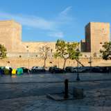 Accediamo alla fortezza da piazza Federico II di Svevia, situata di fronte ai famosi �arco basso� e �arco alto�